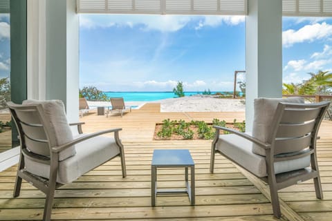 Luxury Beachfront Villa On The Sand With Pool Casa in Exuma, The Bahamas