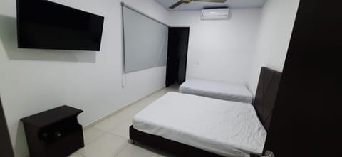 Bed, TV and multimedia, Photo of the whole room, air conditioner