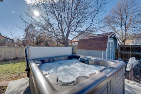 Near Boyd Lake Home with Hot Tub in Loveland! Casa in Loveland