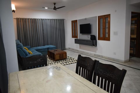 Communal lounge/ TV room, TV and multimedia, Living room, Seating area, Evening entertainment