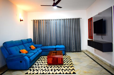 Communal lounge/ TV room, TV and multimedia, Living room, Seating area, Evening entertainment