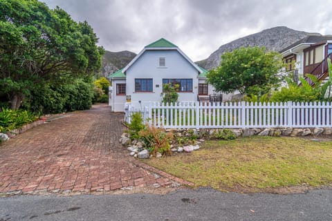 Property building, Garden, Garden view, Mountain view