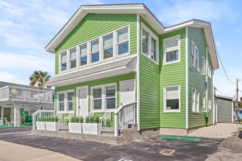 3BR 1BTH Near Beach & Main St Pet friendly 1King Apartment in North Myrtle Beach