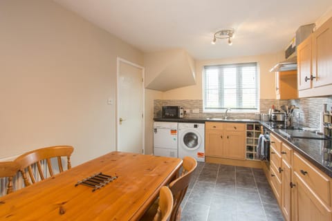 Kitchen or kitchenette, Dining area, oven