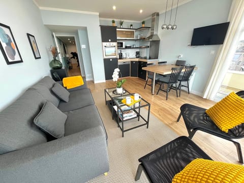 Kitchen or kitchenette, Living room