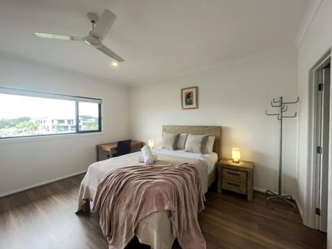 Scenic 5 Bed Riverview Classic and Relaxing Escape Casa in Coomera