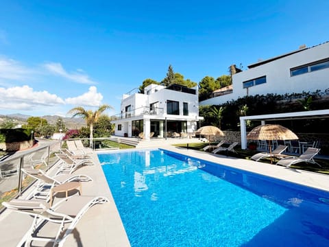 Day, Pool view, Swimming pool, sunbed