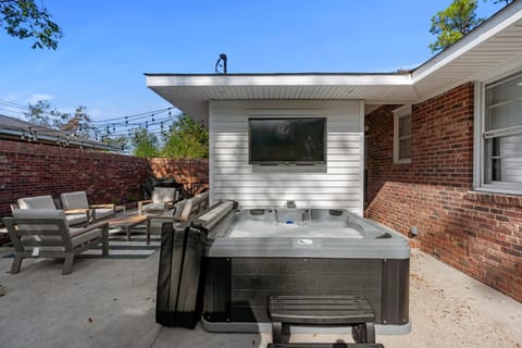 NEW 5 Star Luxury-Masters-Hot Tub-Fire Pit-EV Char Villa in Augusta