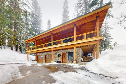 Snoqualmie Lodge House in Snoqualmie Pass