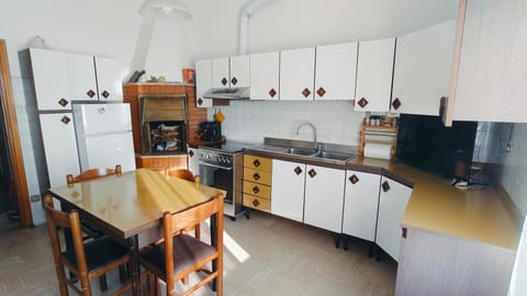 Kitchen or kitchenette, Dining area, oven, stove