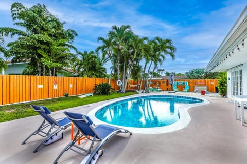 Pool view, Swimming pool, sunbed