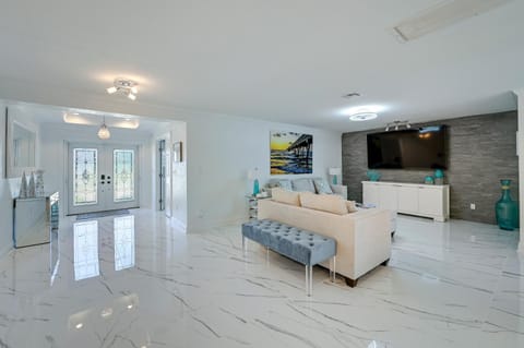 Heated Pool and Spa Luxe Home in Naples! House in North Naples