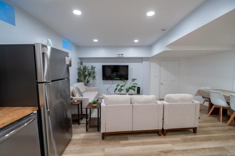 TV and multimedia, Kitchen or kitchenette, Seating area