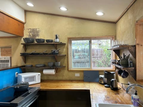 Coffee/tea facilities, Kitchen or kitchenette, stove, toaster