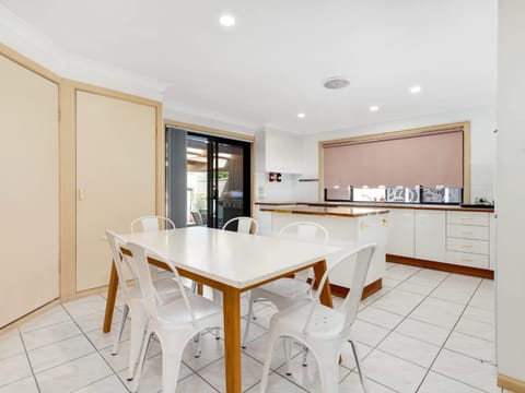 Coffee/tea facilities, Kitchen or kitchenette, Dining area