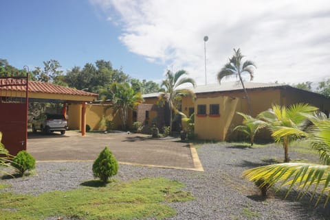 Property building, Day, Natural landscape, Garden, Parking