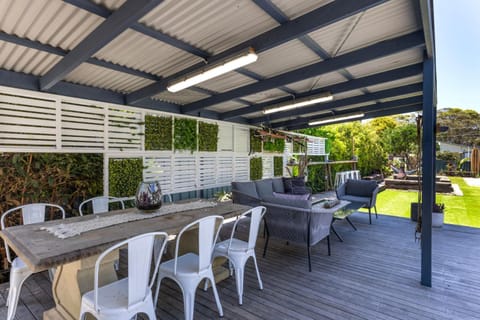 A Touch Of Paradise - House and Granny Flat - 4 Mins Walk to Callala Beach House in Callala Bay