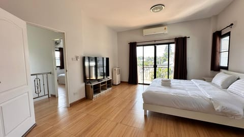 Bed, TV and multimedia, Bedroom, air conditioner