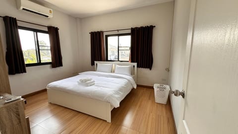 Bed, Photo of the whole room, air conditioner