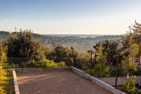 2 Pièces terrasse Jacuzzi privatif dans villa à 5 minutes de Sophia Antipolis Apartment in Valbonne