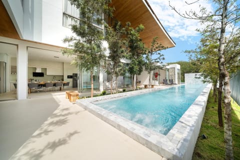 Property building, Day, Balcony/Terrace, Swimming pool, Swimming pool