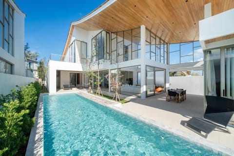 Property building, Patio, Day, Balcony/Terrace, Swimming pool, Swimming pool, sunbed