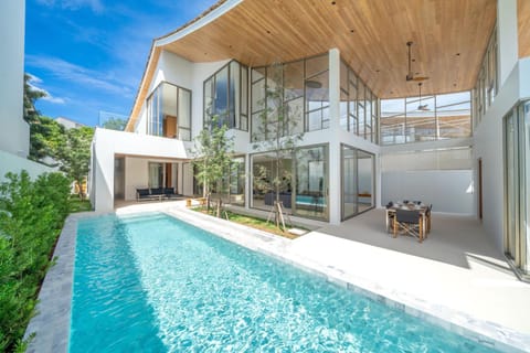 Property building, Patio, Day, Balcony/Terrace, Swimming pool, Swimming pool