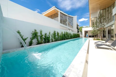 Property building, Patio, Day, Swimming pool, Swimming pool, sunbed