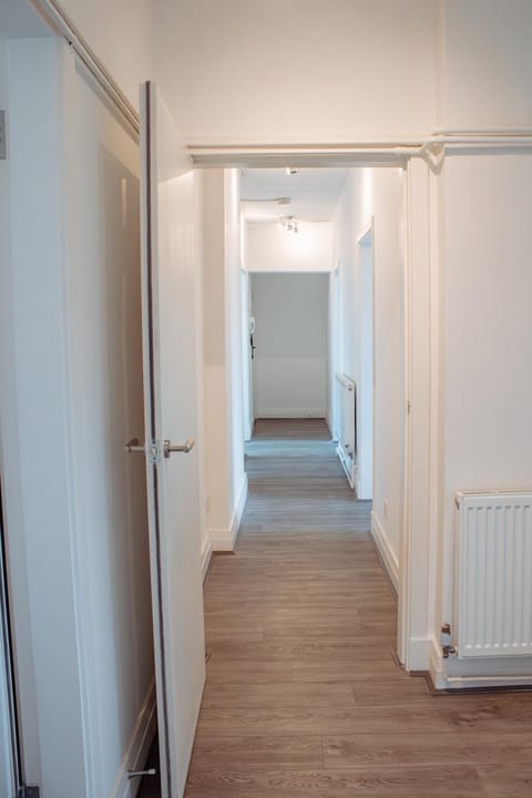 Spacious 4-Bed Flat - 10 Mins to City Centre Apartment in Leeds