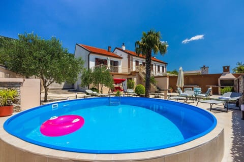 Hundefreundliche Villa mit Privatpool, Aussendusche, Grill und vielen Wanderwegen in der Umgebung House in Crikvenica