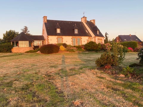 Grande maison parc paysager fantastique vue mer plage a 600m a pied House in Paimpol