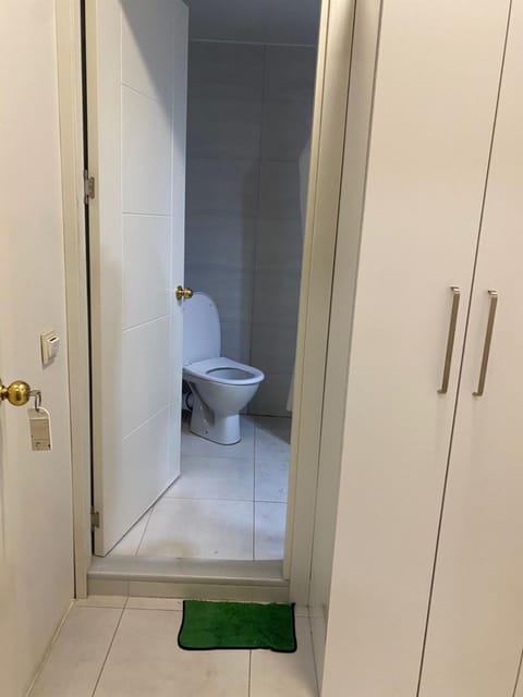 Shower, Toilet