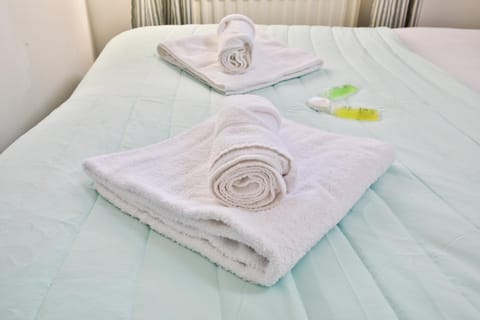 Bed, Bedroom, towels