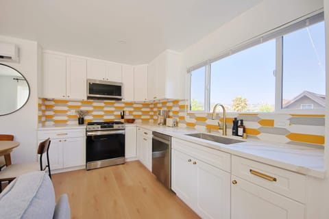 Stylish 2BR Retreat Steps from Sunset Blvd Apartment in Echo Park