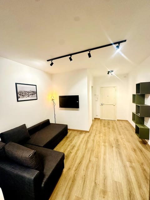 Communal lounge/ TV room, TV and multimedia, Living room, Seating area, Evening entertainment