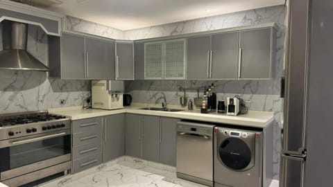 Coffee/tea facilities, Kitchen or kitchenette, dishwasher, stove, washing machine