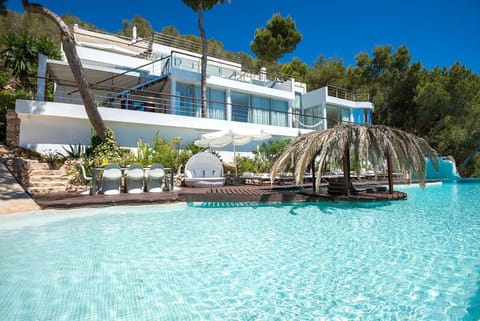 Property building, Day, Pool view, Swimming pool, sunbed