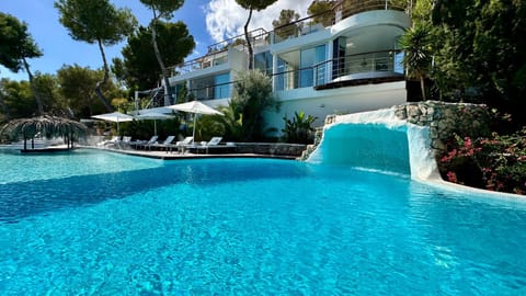 Patio, Day, Pool view, Swimming pool, sunbed