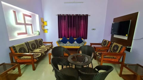 Communal lounge/ TV room, TV and multimedia, Living room, Seating area, Evening entertainment