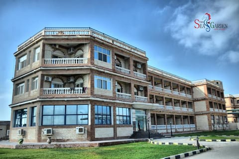 Property building, Day, Balcony/Terrace