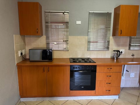 1 bedroomed Apartment, Honeydew Roodeport Apartment in Roodepoort