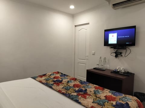 Bed, TV and multimedia, air conditioner