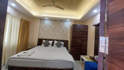 Hotel Aradhya Puri - Luxury Room with Sea View - Prime Location with Parking Facilities Bed and Breakfast in Puri