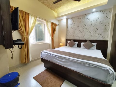 Hotel Aradhya Puri - Luxury Room with Sea View - Prime Location with Parking Facilities Bed and Breakfast in Puri