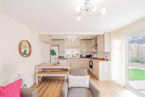 Beautiful 3 Bedrooms-2 Bathrooms 8 Minutes Walk from Hanwell Station, Sleeps 7 Apartment in London Borough of Ealing