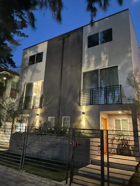 Luxe 3BR Townhouse Apartment in Studio City