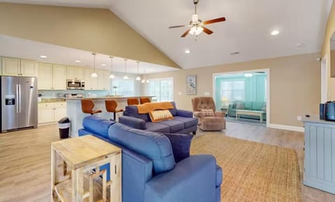 Coastal Pet Friendly Getaway in Murrels Inlet! Perfect for 8 Guests! Casa in Murrells Inlet