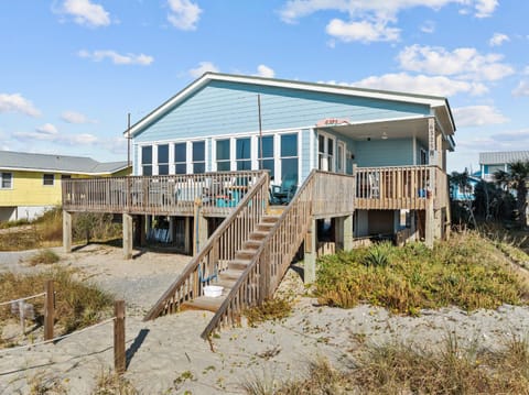 HGTV Winner Oceanfront Hamptons-Style Retreat in Kings Lynn House in Oak Island