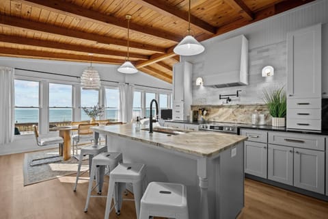 HGTV Winner Oceanfront Hamptons-Style Retreat in Kings Lynn House in Oak Island