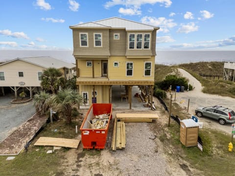 New Construction! 6 bedroom Oceanfront with pool Haus in Oak Island